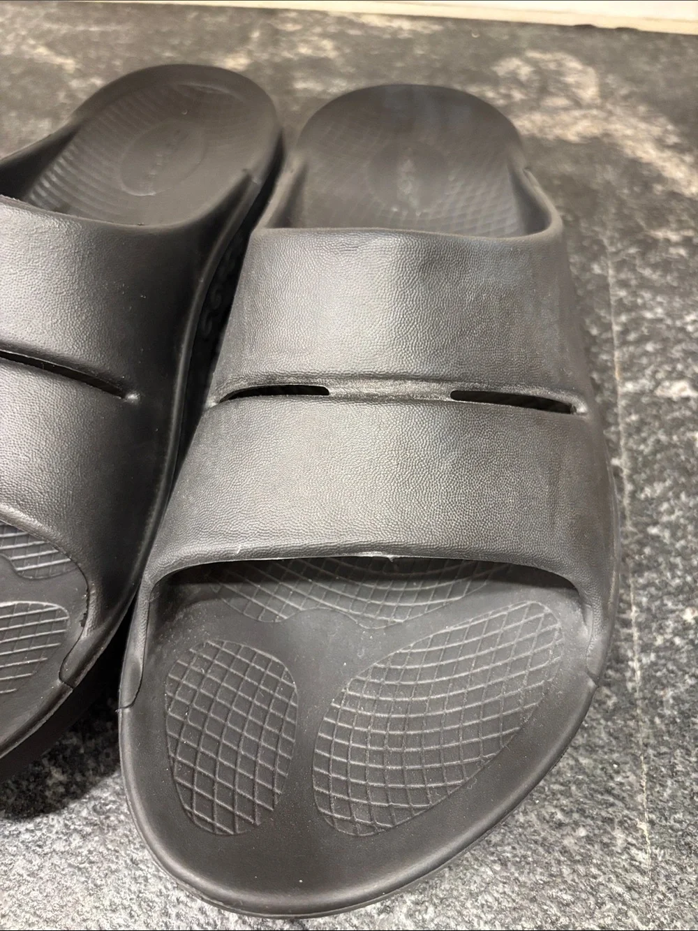 OOFOS Men’s Slide Sandals – Black – Size M9 / W11 / EU 42 - NEW